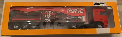 10152-2 € 35,00 coca cola vrachtwagen Afb liggende fles geheel ijzer ca 33 cm.jpeg